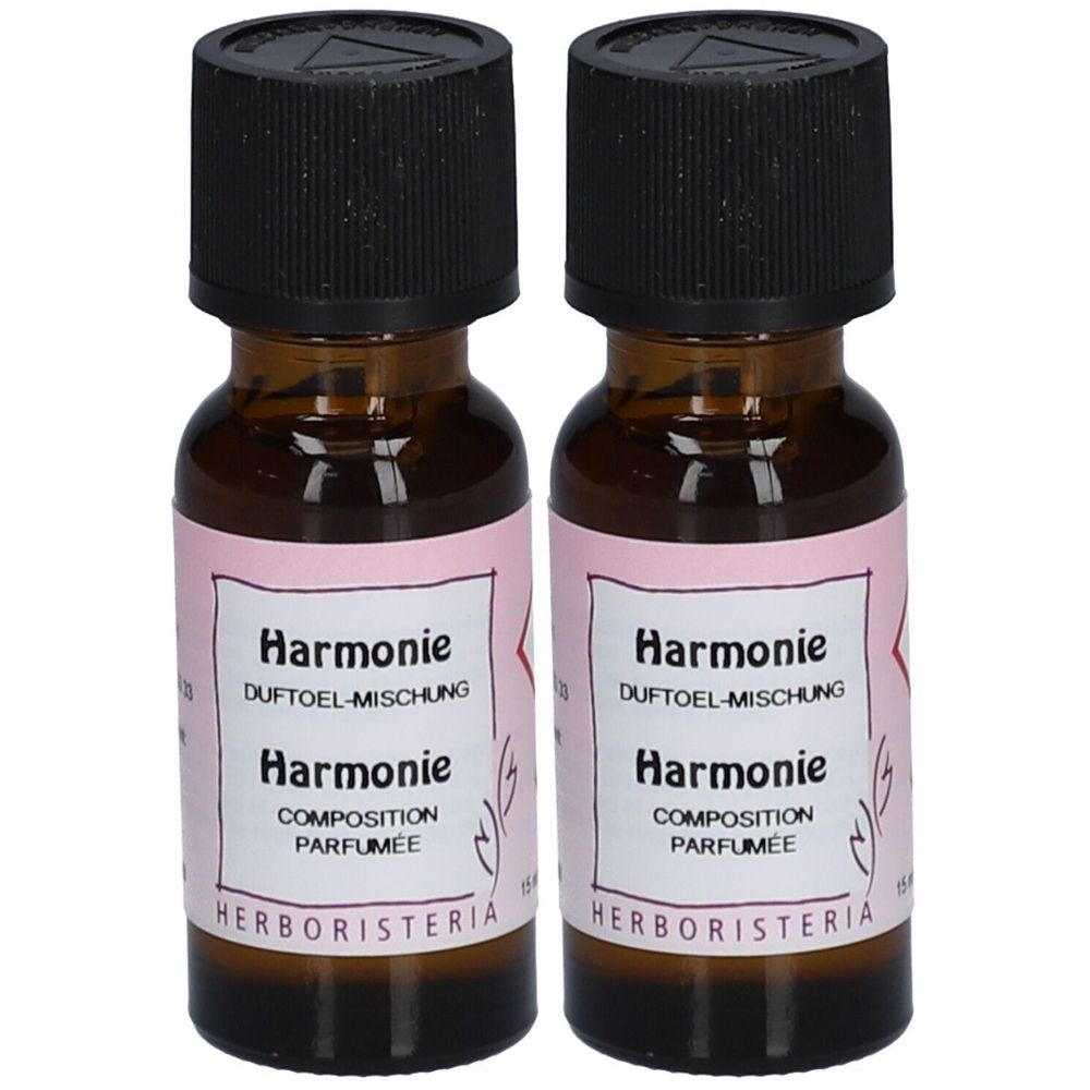 Zwei braune Glasflaschen mit schwarzem Deckel. Auf den Etiketten steht "Harmonie" und "HERBORISTERIA".