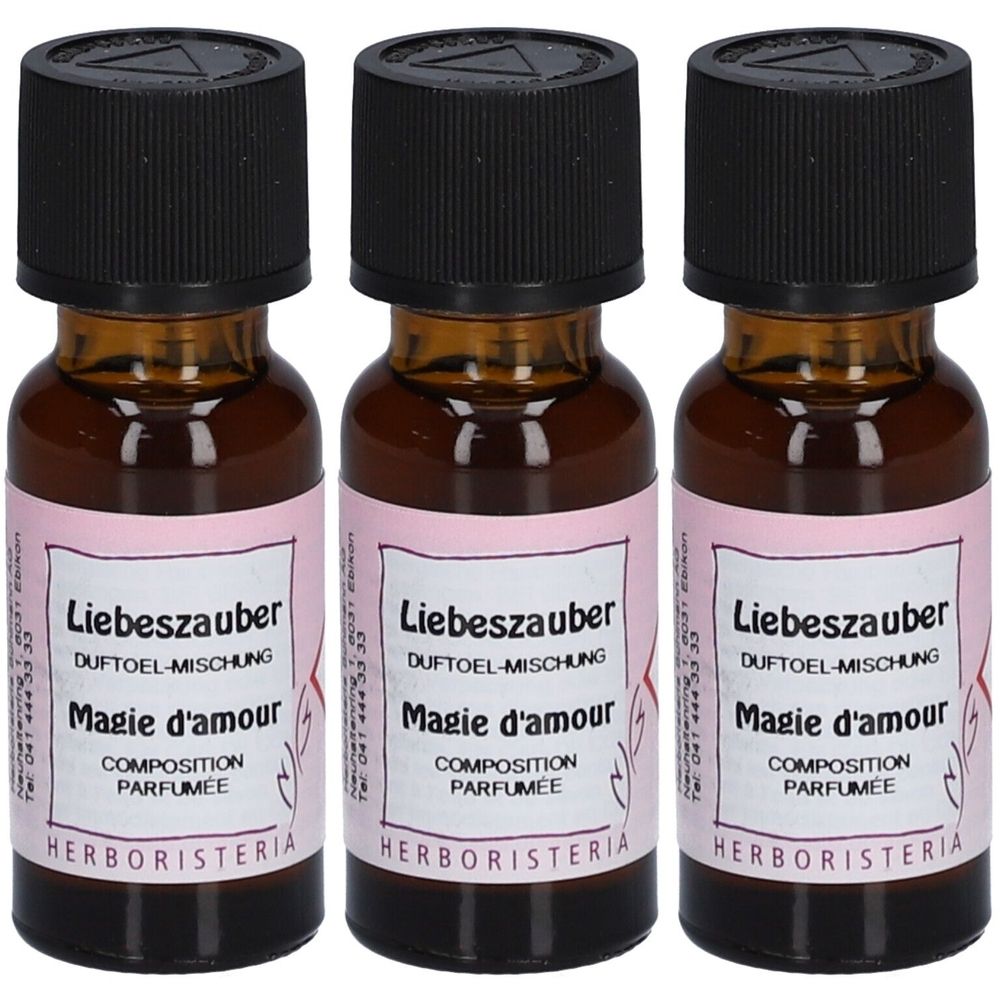 Drei braune Glasflaschen mit schwarzen Deckeln. Etiketten mit Text: Liebeszauber, Magie d'amour, HERBORISTERIA.