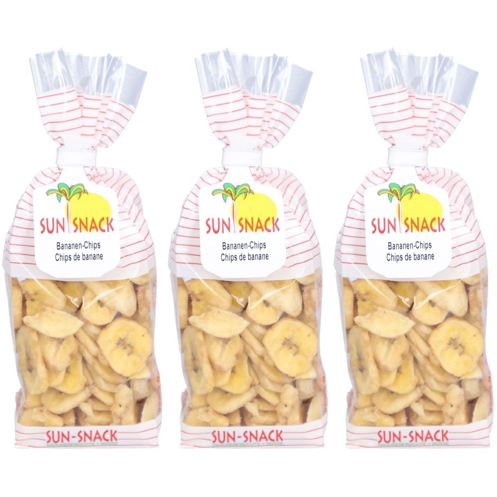 Trois paquets de chips de banane SUN-SNACK. Sacs transparents avec rayures rouges, étiquette blanche et chips de banane jaunes.