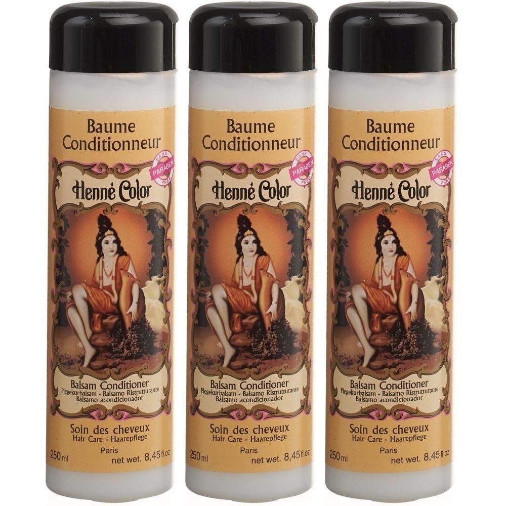 Trois flacons de revitalisant capillaire Henna Color. Bouchon noir, corps blanc avec étiquette. Inscription : Baume Conditionneur, Henné Color, Balsam Conditioner.