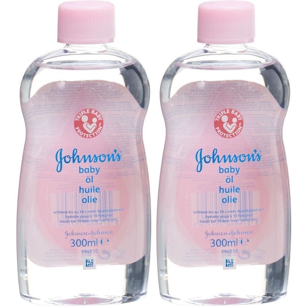 Zwei Babyöl-Flaschen. Klare Flüssigkeit in durchsichtigen Flaschen mit rosa Deckeln. Aufschrift: Johnson's baby öl, huile, olie.