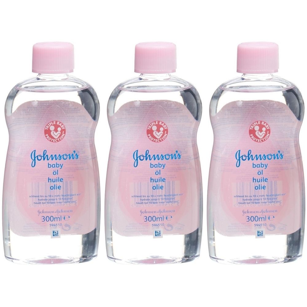 Drei Flaschen Johnson's Babyöl mit rosa Deckeln. Auf den Etiketten steht "baby oil" und "300ml".