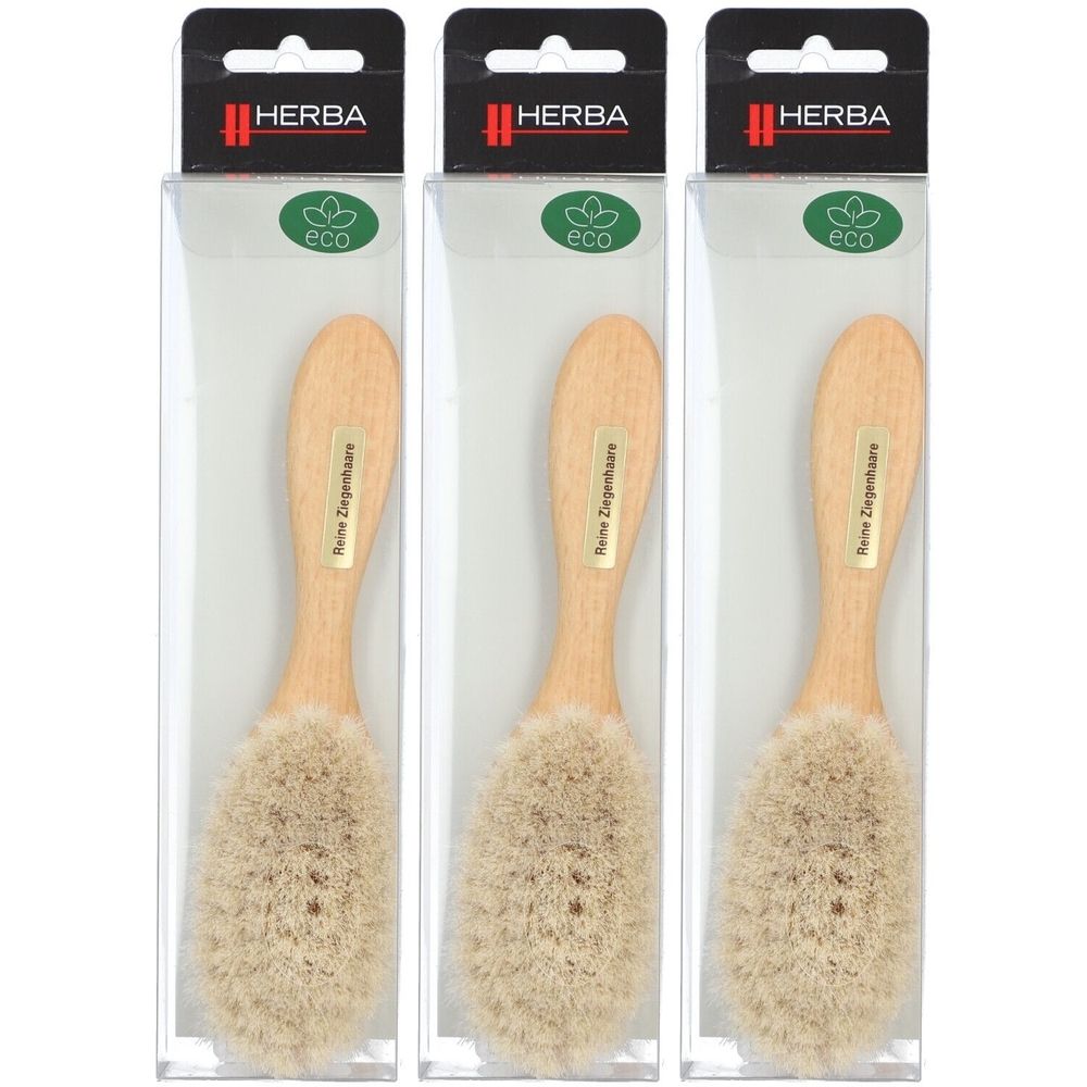 Drei Babybürsten aus Holz mit Borsten, in transparenten Verpackungen. Auf den Verpackungen ist das Logo von Herba® zu sehen.