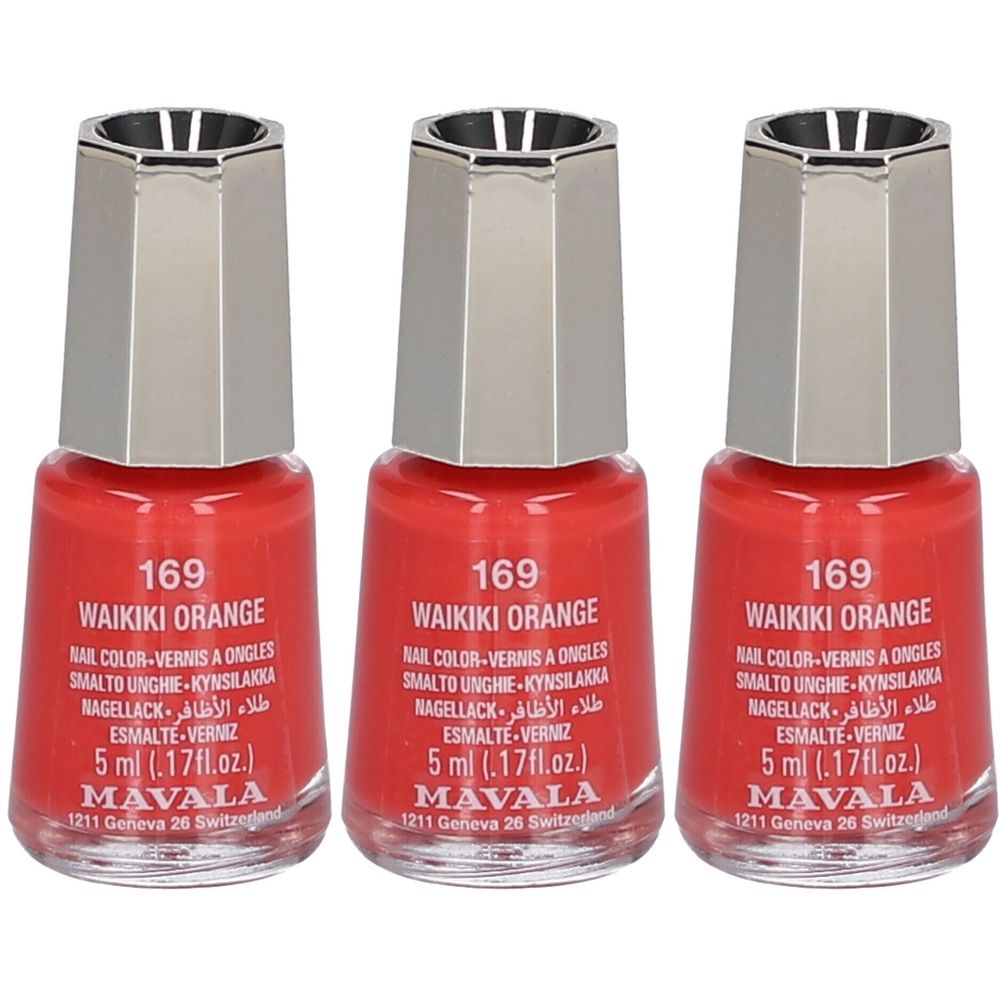 Drei Flaschen Nagellack. Rote Flüssigkeit in Glasflaschen mit silbernen Deckeln. Aufschrift: Waikiki Orange, 169, Mavala.