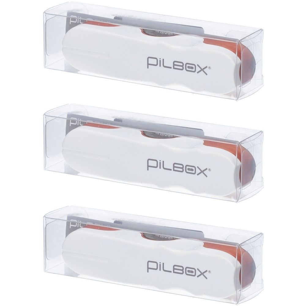 Drei Tablettenschneider in transparenten Kunststoffboxen. Weißes Gehäuse mit orangefarbenem Element und der Aufschrift "PILBOX".