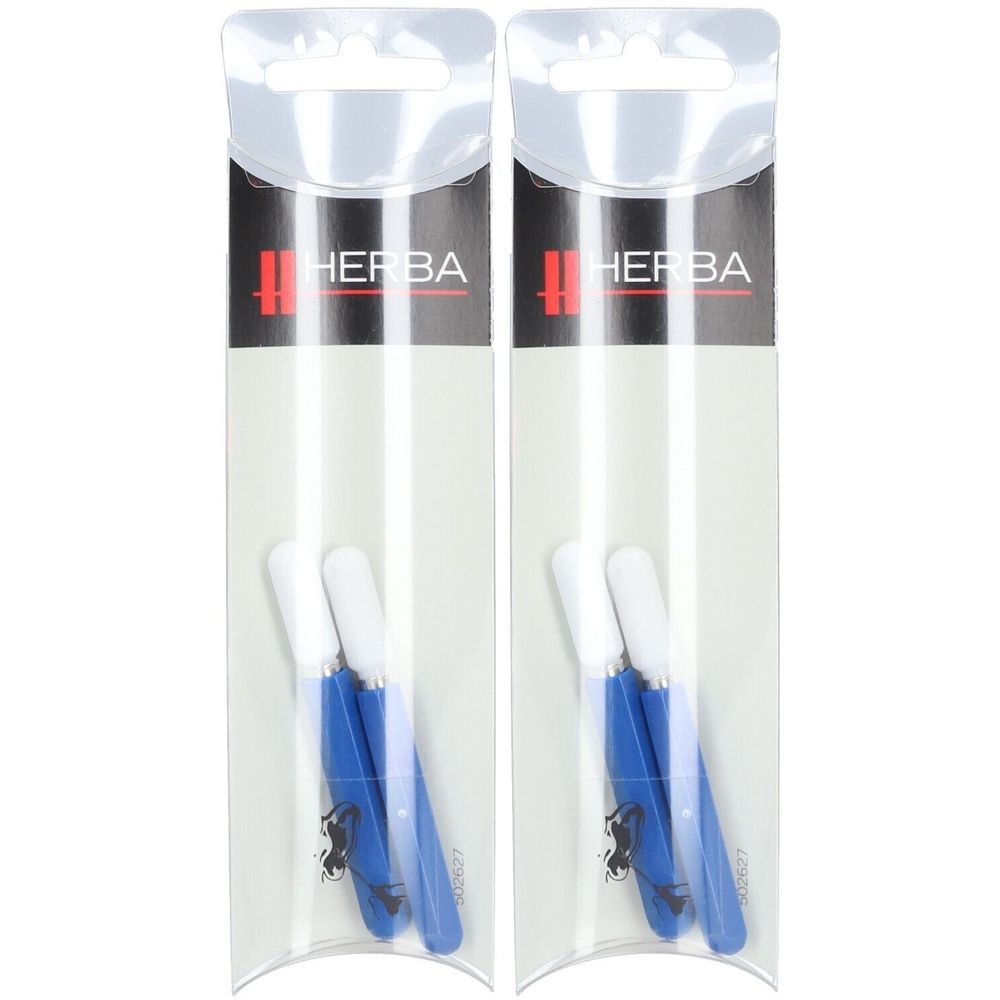 Deux paquets de cure-oreilles bleus. Chaque paquet contient trois cure-oreilles avec des pointes blanches et des manches bleus. Logo HERBA.
