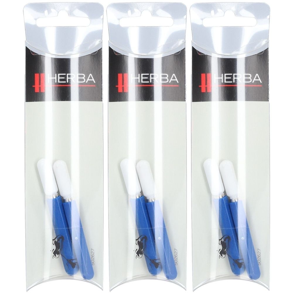 Trois paquets d'outils de nettoyage des oreilles bleus et blancs. Le mot "HERBA" est visible sur chaque paquet.