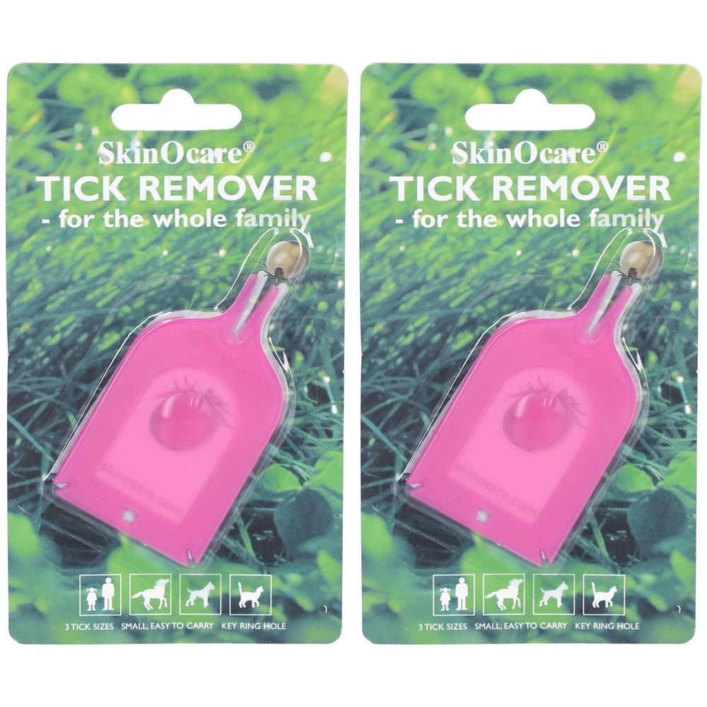 Zwei pinkfarbene Zeckenentferner auf Verpackung. Aufschrift: SkinOcare TICK REMOVER für die ganze Familie. Mit Schlüsselringloch.