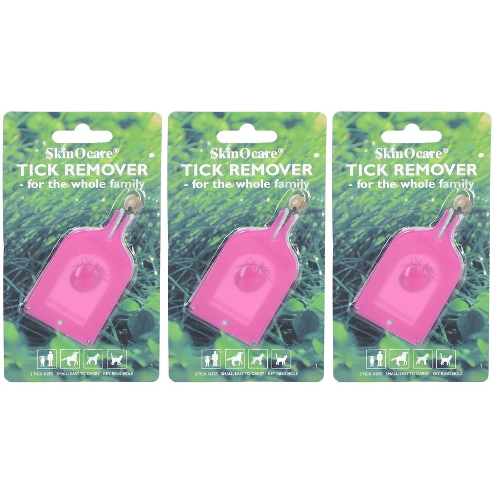 Drei Verpackungen mit Zeckenentferner. Rosa Werkzeug mit Schlüsselanhänger, auf grünem Hintergrund. Text: SkinOcare TICK REMOVER.