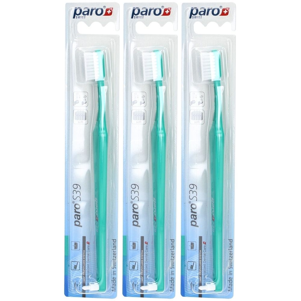 Trois brosses à dents en emballage blister. Manches verts, soies blanches. Marque : paro S39. Fabriqué en Suisse.