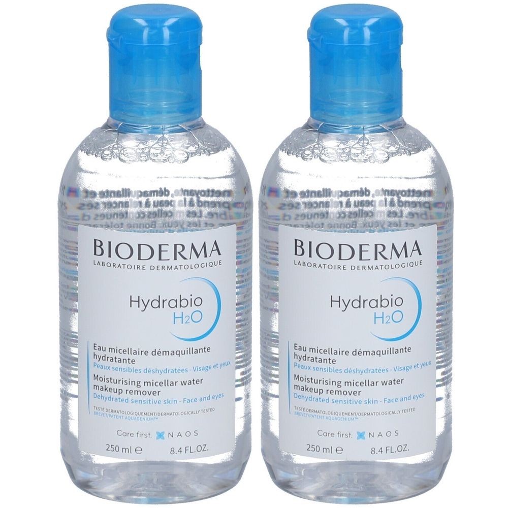 Deux flacons de Bioderma Hydrabio H2O. Liquide clair dans des flacons transparents avec bouchon bleu. Étiquette avec texte.