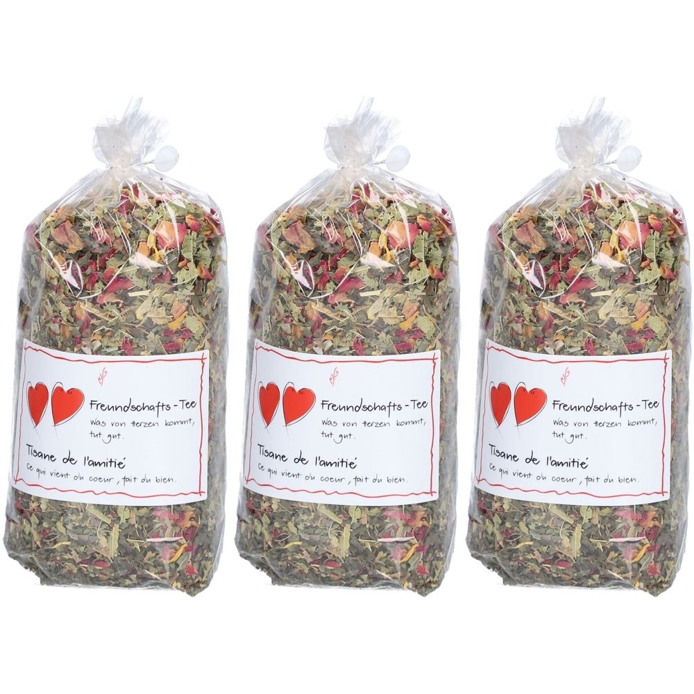 Drei Beutel Tee, gefüllt mit Kräutern und Blüten. Auf jedem Beutel ein Etikett mit Text und Herzen.