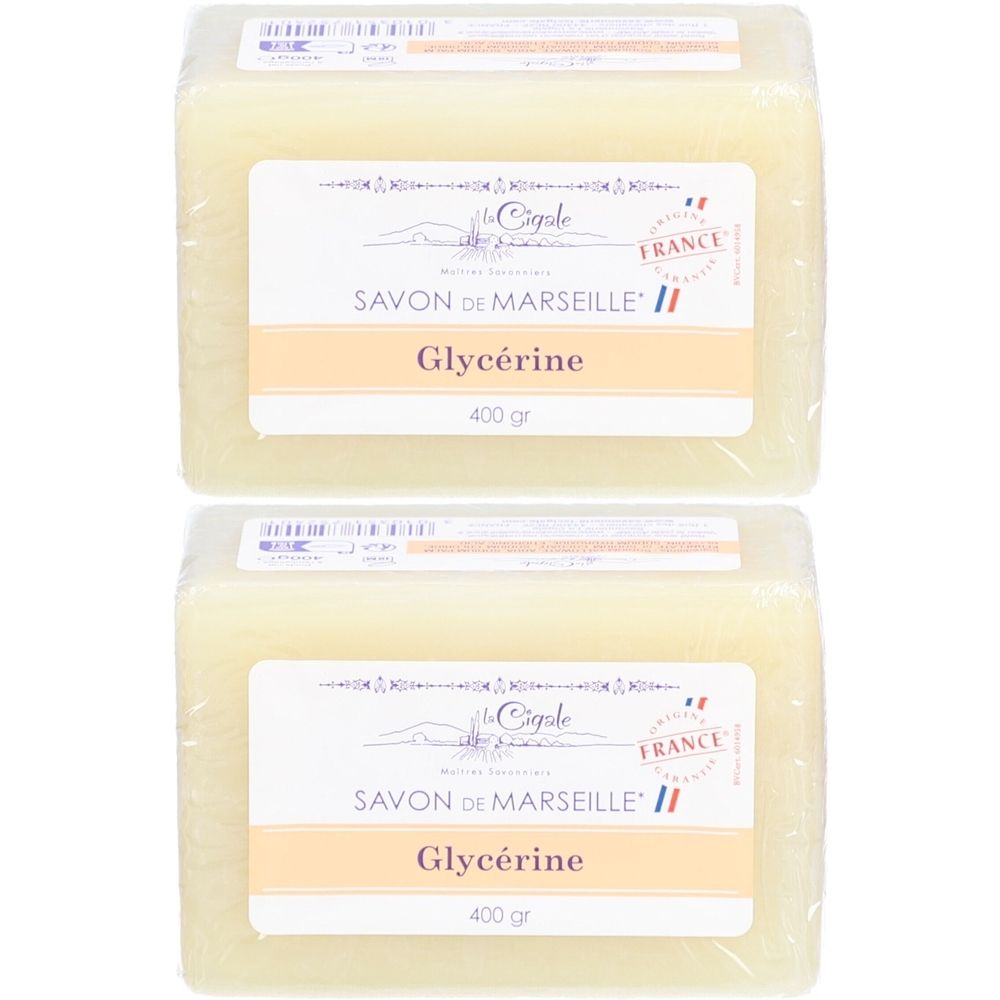 Deux savons emballés. Inscription: SAVON DE MARSEILLE, Glycérine, 400 g. Marque: La Cigale. Fabriqué en France.