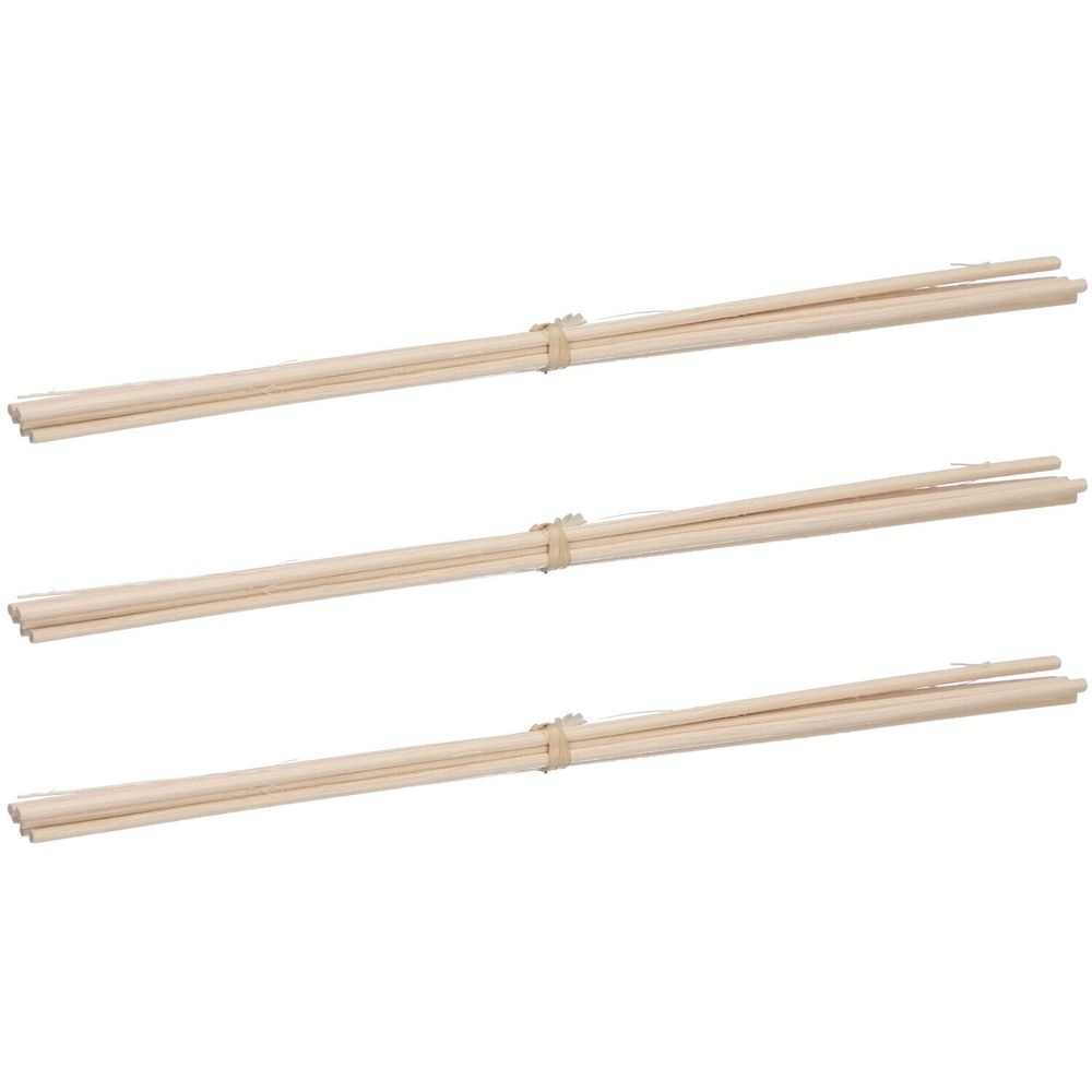 Drei Bündel Holzstäbchen, hellbraun, mit Gummiband gebündelt.
