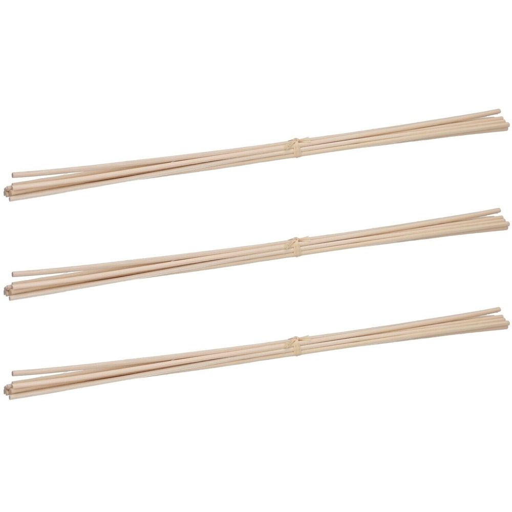 Trois paquets de bâtonnets en bois clair, regroupés. Chaque paquet est composé de plusieurs bâtonnets maintenus ensemble par une ficelle.