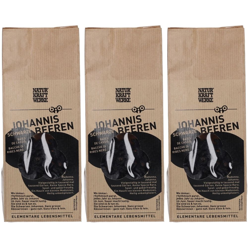 Drei Beutel mit der Aufschrift "Johannisbeeren". Aufschrift "Natur Kraft Werke". Braune Papierverpackung mit schwarzem Inhalt.