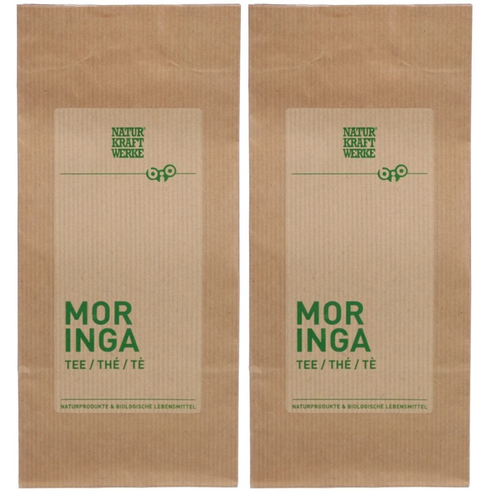 Zwei braune Papiertüten mit Aufdruck. Auf jeder steht "NATUR KRAFT WERKE" und "MORINGA TEE/THÉ/TÉ".
