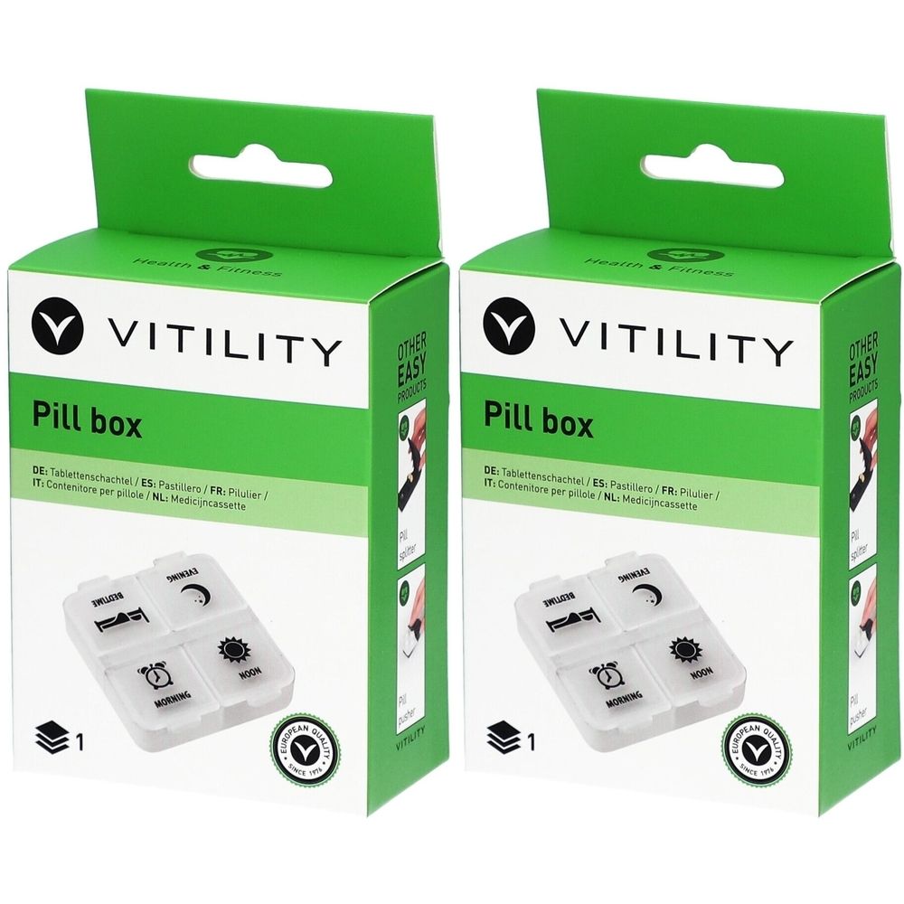 Deux boîtes à pilules dans un emballage vert. Inscription : VITILITY, Pill box. Chaque boîte contient un petit pilulier transparent à quatre compartiments.