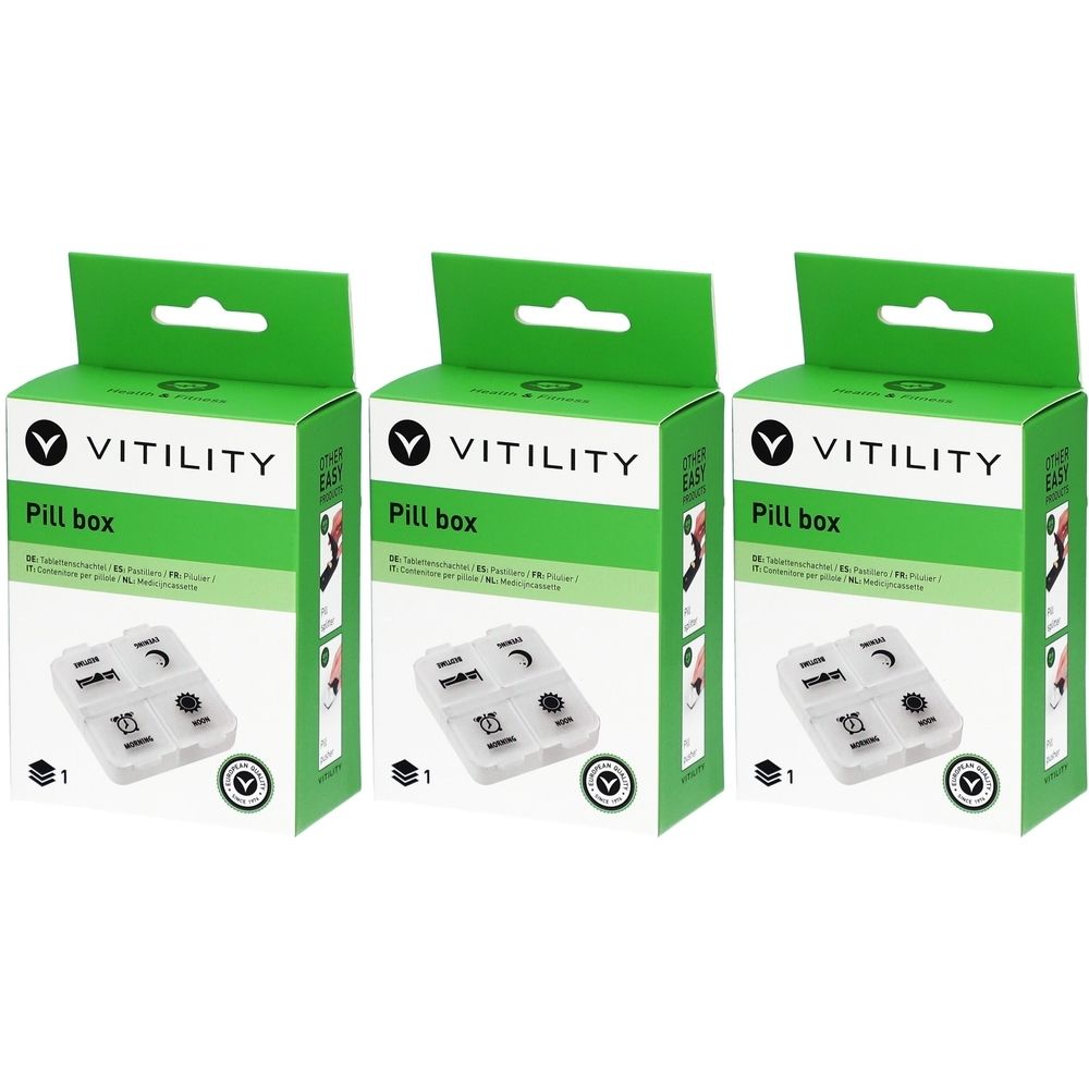 Trois boîtes à pilules vertes. Inscription : VITILITY Pill box. Chaque boîte contient un pilulier transparent avec des compartiments.