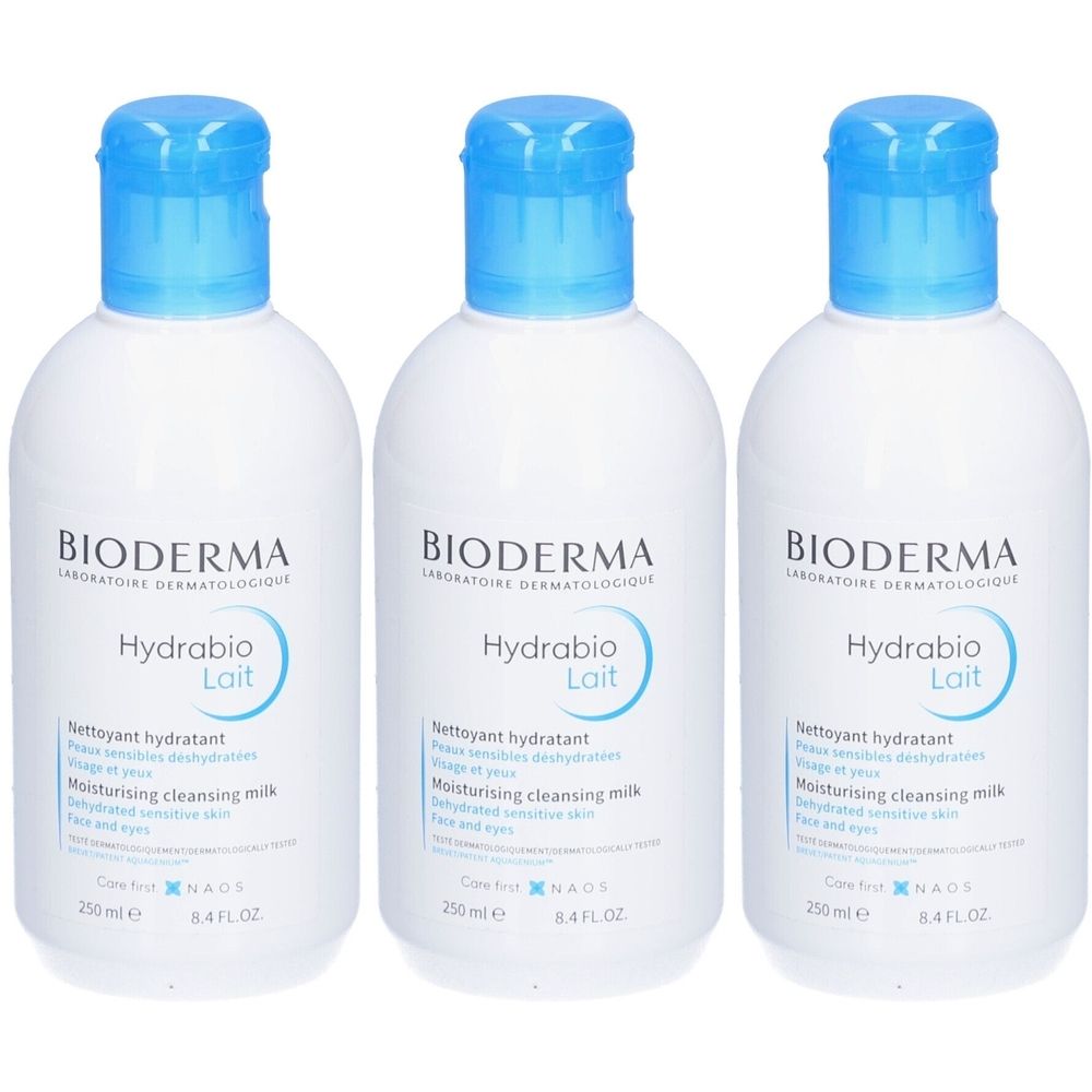 Trois flacons blancs avec bouchons bleus. Inscription "BIODERMA Hydrabio Lait" sur chacun.