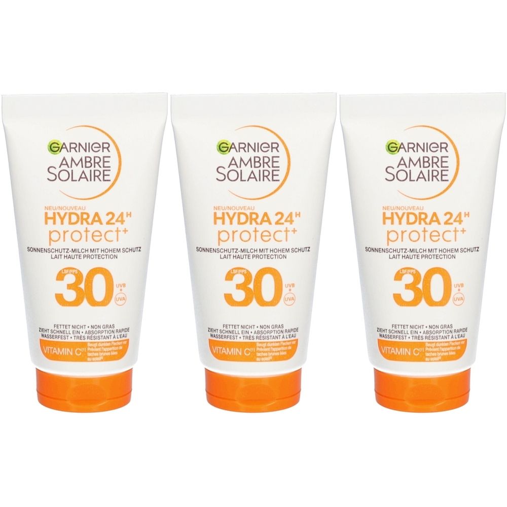 Drei Tuben Garnier Ambre Solaire Sonnenmilch SPF 30. Weiße Tuben mit orangefarbenen Kappen. Text: Hydra 24 protect, Vitamin C.
