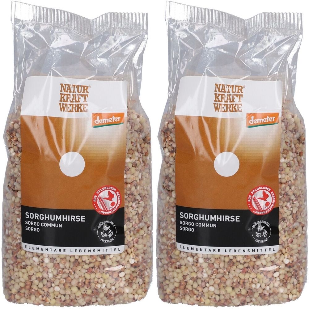 Zwei Beutel Sorghumhirse. Aufdruck: NATURKRAFTWERKE, Demeter-Logo, Produktbezeichnung, Zertifizierungen. Transparente Verpackung.