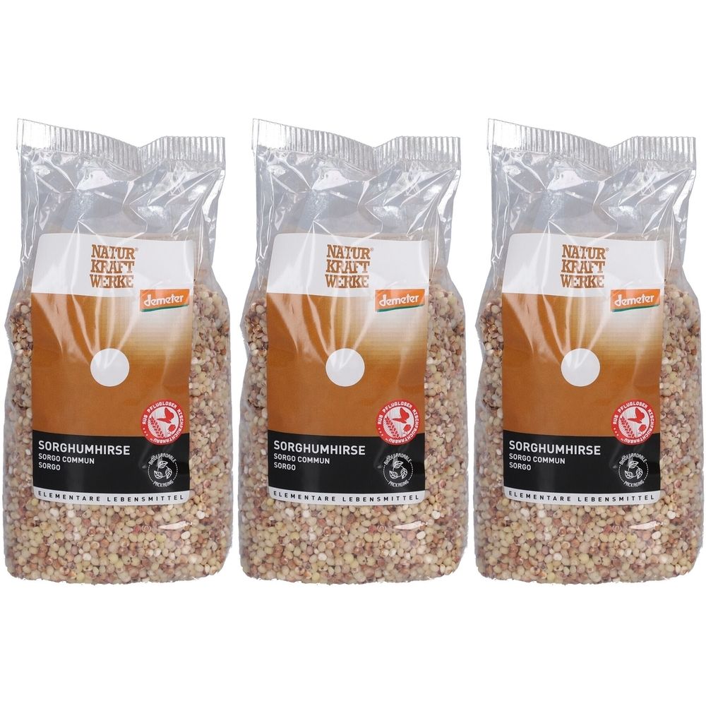 Drei Beutel Sorghumhirse. Klarsichtverpackung mit braun-weißem Etikett. Aufschrift: NATURKRAFTWERKE, Demeter-Logo, Sorghumhirse, elementare Lebensmittel.
