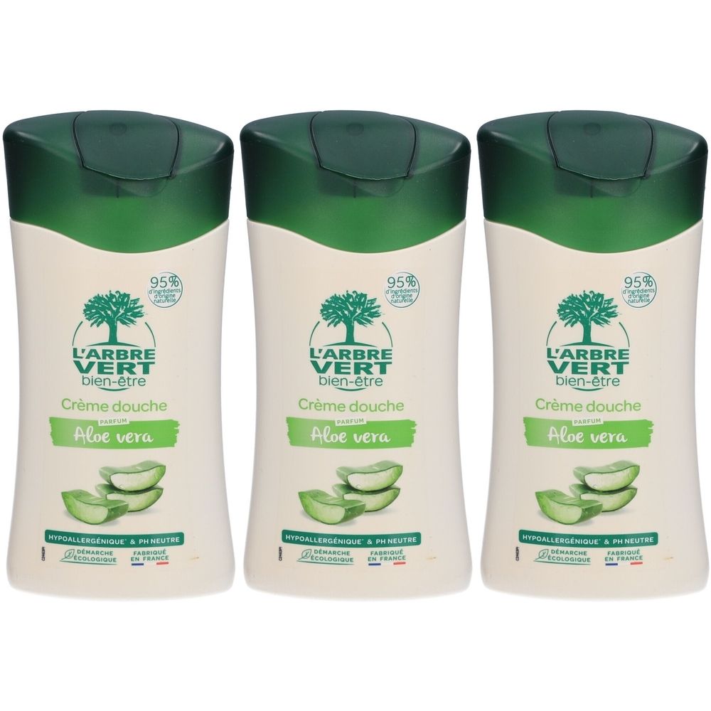 Trois flacons de gel douche avec bouchon vert. Inscription: L'ARBRE VERT bien-être Crème douche Aloe vera. 95% ingrédients naturels.