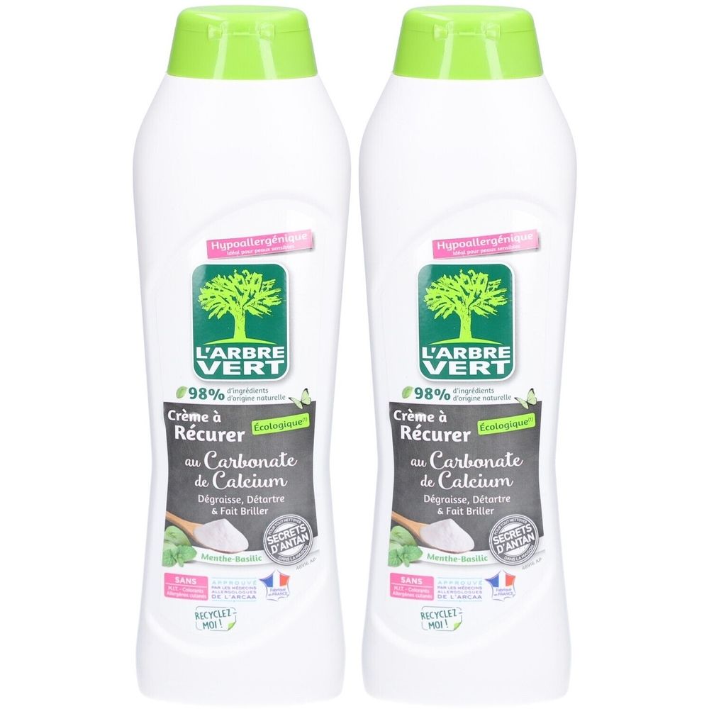Zwei Flaschen L'ARBRE VERT Scheuercreme. Weiße Flaschen mit grünen Deckeln. Text: Crème à Récurer, au Carbonate de Calcium.