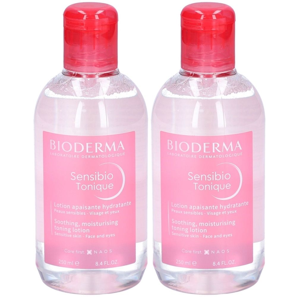 Zwei Flaschen BIODERMA Sensibio Tonique Gesichtswasser. Klare Flüssigkeit in durchsichtigen Flaschen mit rosa Etikett und rotem Deckel.