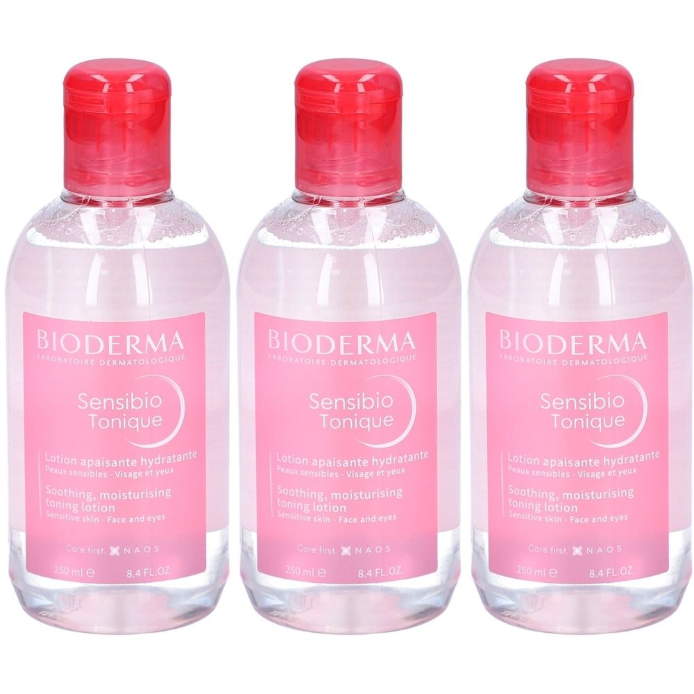 Drei Flaschen mit rosa Etiketten. Auf den Etiketten steht "BIODERMA Sensibio Tonique". Rote Klappverschlüsse.