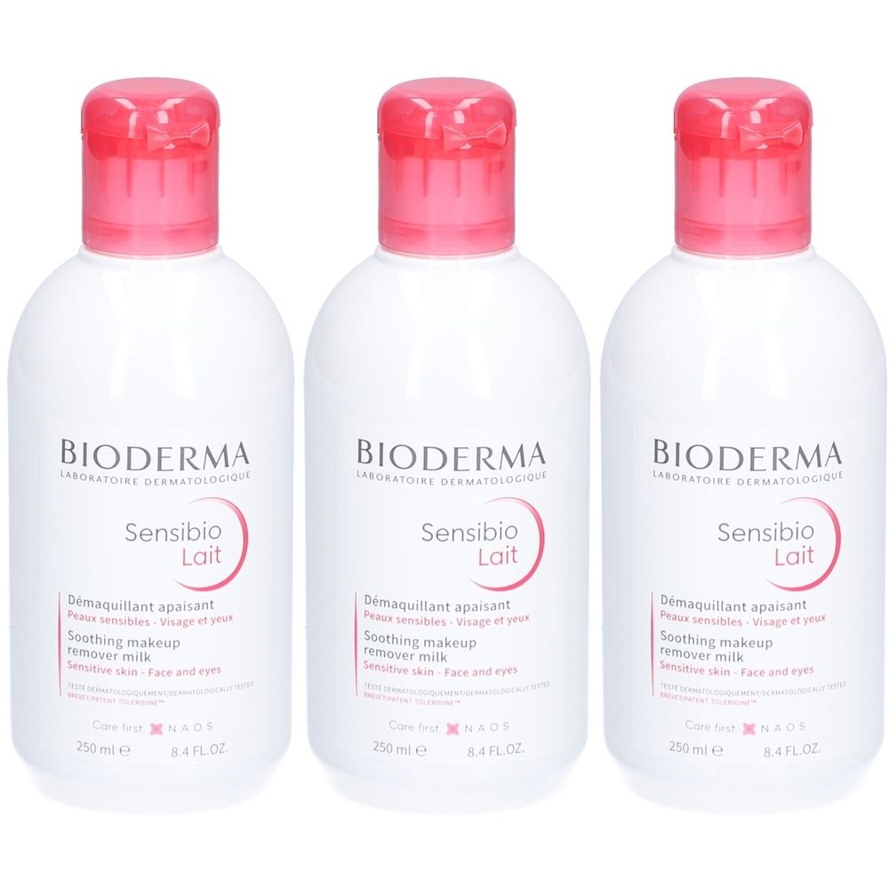 Trois flacons blancs avec bouchons roses. Inscription "BIODERMA Sensibio Lait". Texte en français et anglais.