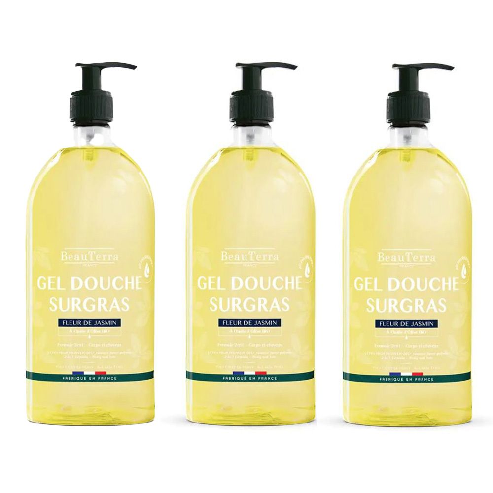 Trois flacons de gel douche avec pompe noire. Inscription : GEL DOUCHE SURGRAS, FLEUR DE JASMIN. Liquide jaune, étiquettes vertes et blanches.