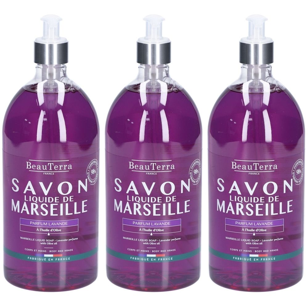 Trois flacons de savon liquide violet. Inscription: BeauTerra, Savon Liquide de Marseille, Parfum Lavande.