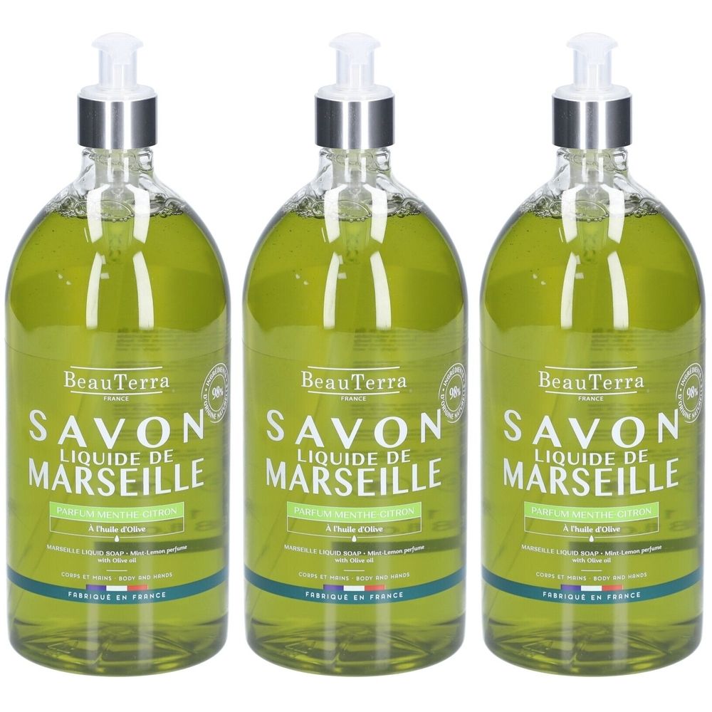 Trois flacons de savon liquide avec pompe. Inscription: Savon Liquide de Marseille, Menthe Citron. Produit vert.