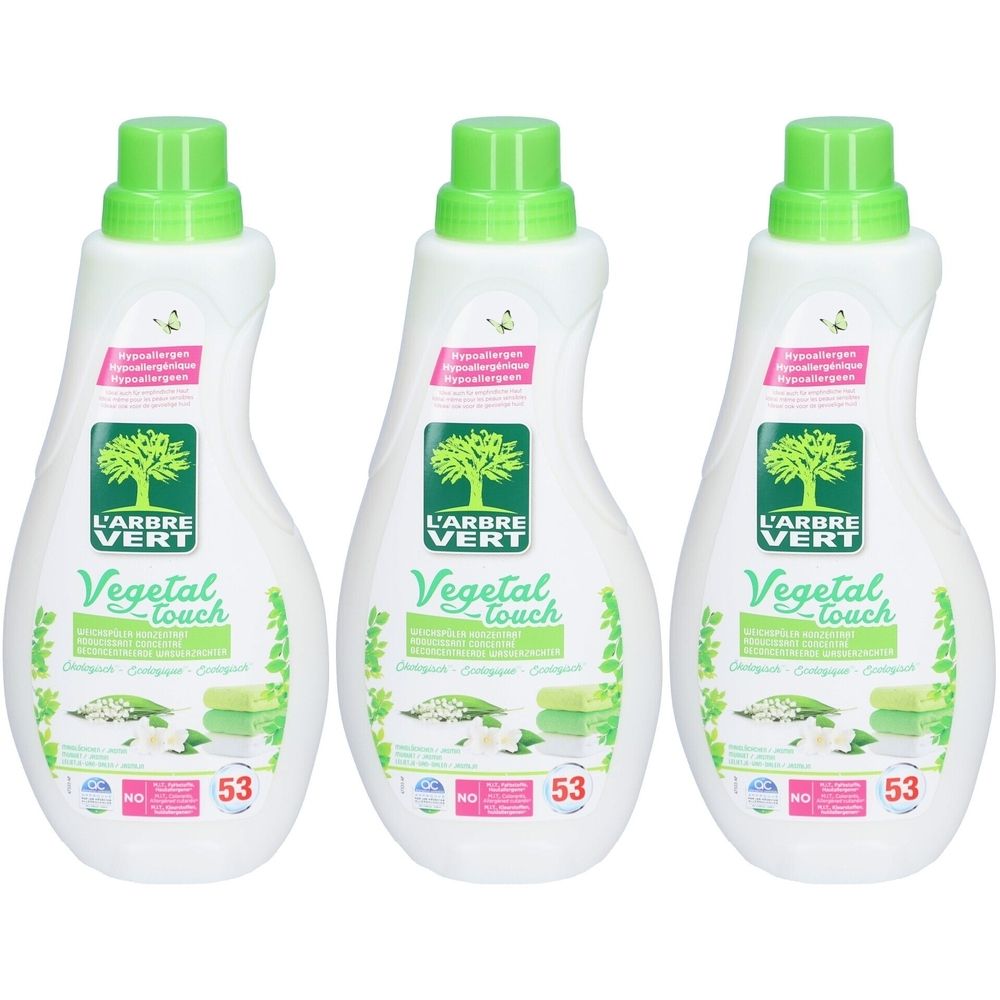 Drei Flaschen Weichspüler. Weiß, mit grünem Deckel. Aufschrift: L'ARBRE VERT, Vegetal touch. Mit Zertifizierungen.
