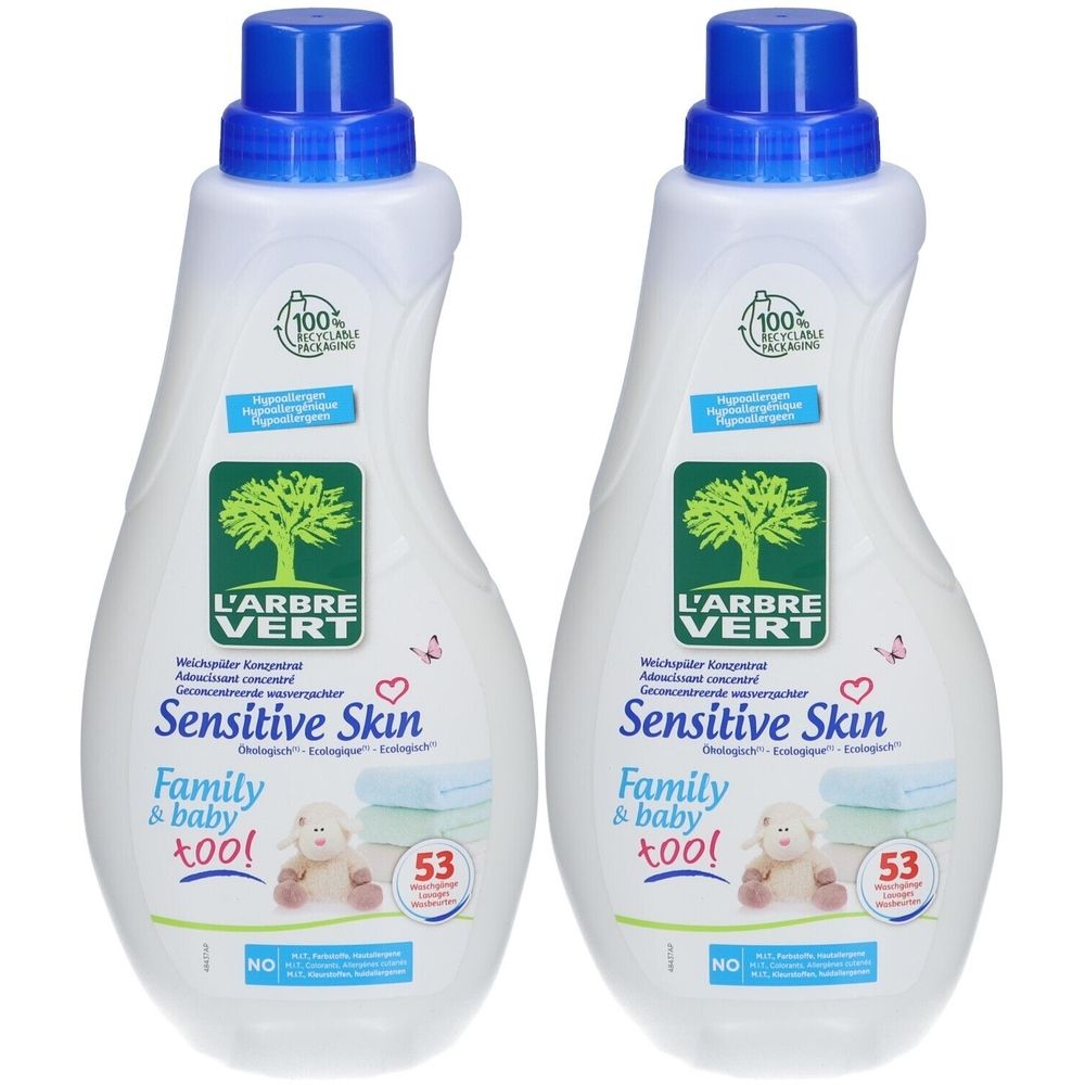 Zwei weiße Flaschen mit blauem Deckel. Aufschrift: L'ARBRE VERT Sensitive Skin. Mit Logo und Texten in Deutsch.