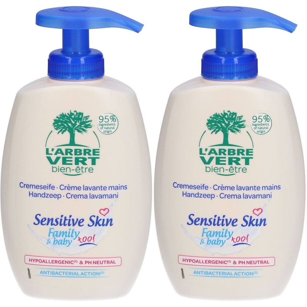 Deux flacons de savon pour les mains avec pompe bleue. Inscription: L'ARBRE VERT, Sensitive Skin, 95% d'ingrédients d'origine naturelle.