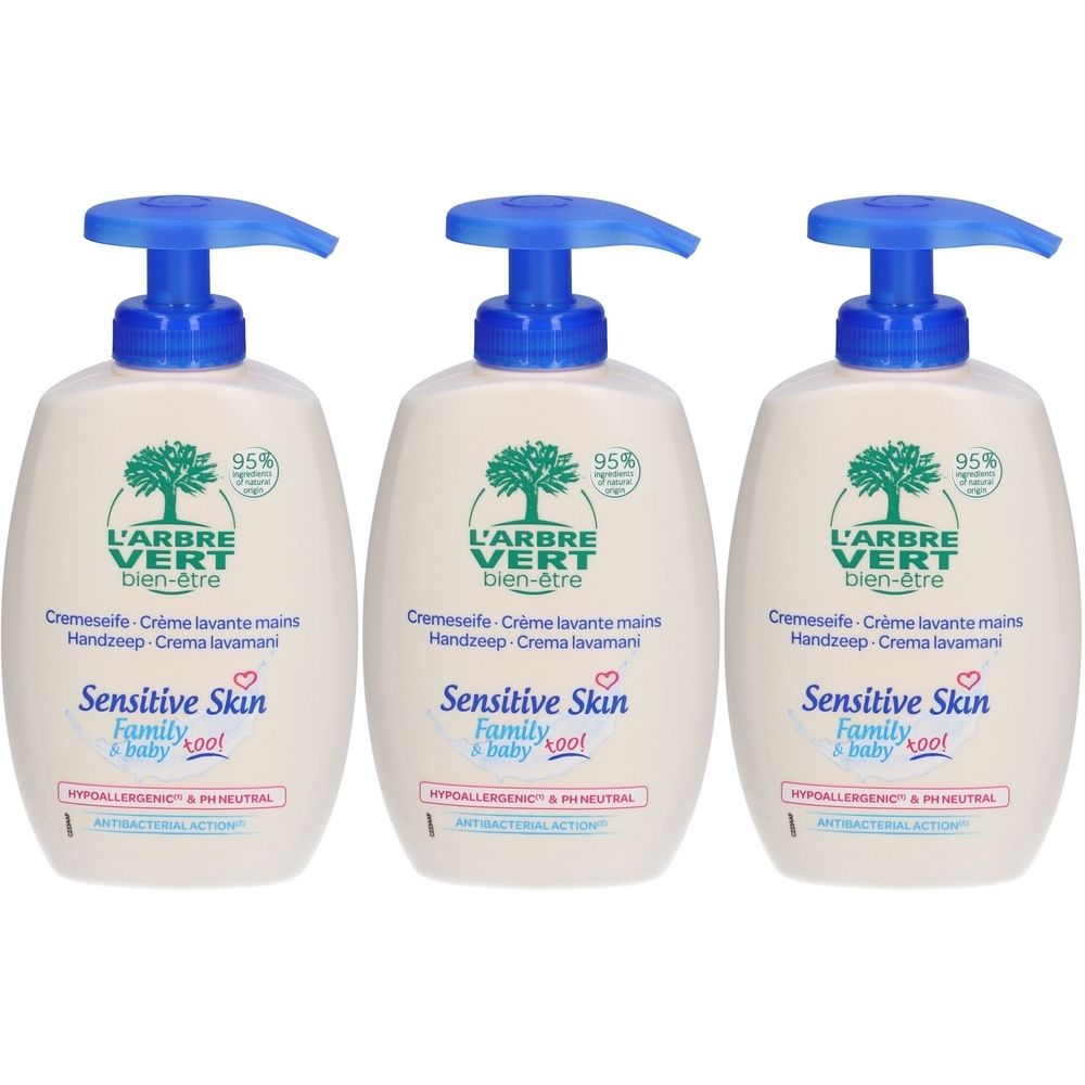 Trois flacons de savon pour les mains avec pompe bleue. Inscription : L'ARBRE VERT, Sensitive Skin, 95%.