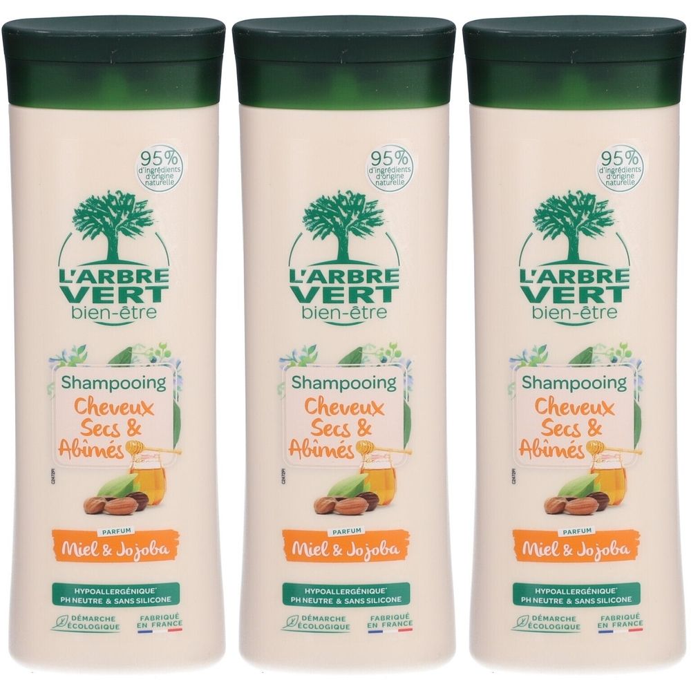 Trois flacons de shampooing avec bouchon vert. Inscription : L'ARBRE VERT bien-être, Shampooing Cheveux Secs & Abimés, Miel & Jojoba.