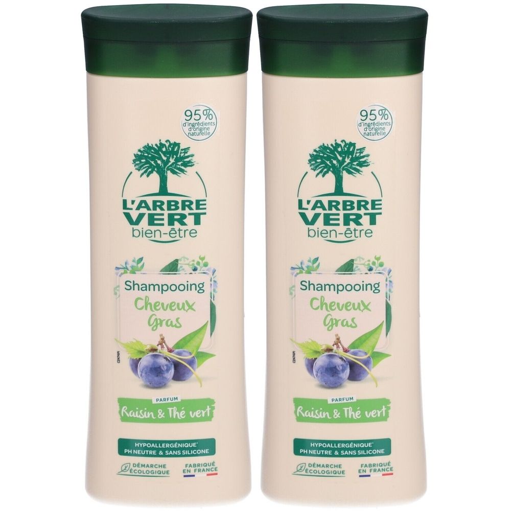 Deux flacons de shampooing L'ARBRE VERT pour cheveux gras. Bouchon vert, flacon crème avec étiquette. Contient raisin & thé vert.