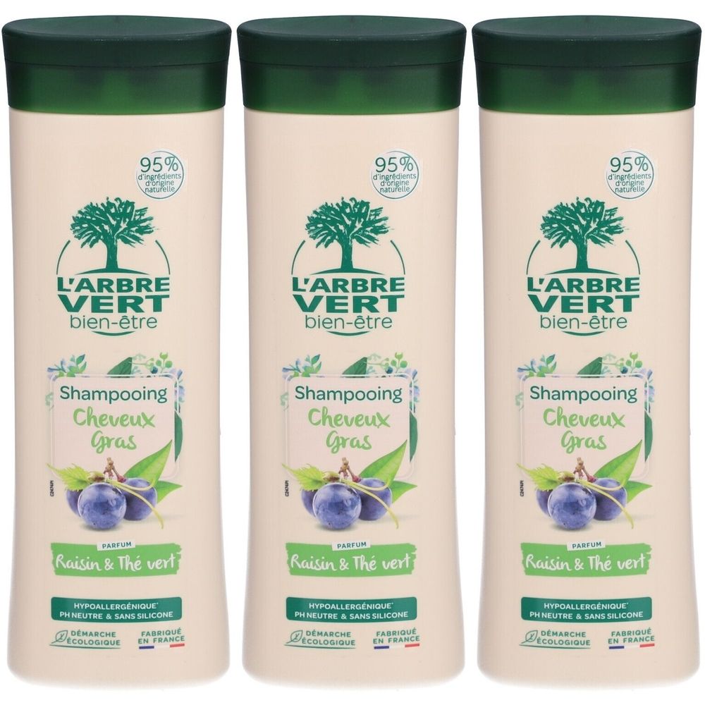 Trois flacons de shampooing L'ARBRE VERT pour cheveux gras. Bouchon vert, flacon blanc, logo arbre. Texte: Shampooing Cheveux Gras, Raisin & Thé vert.