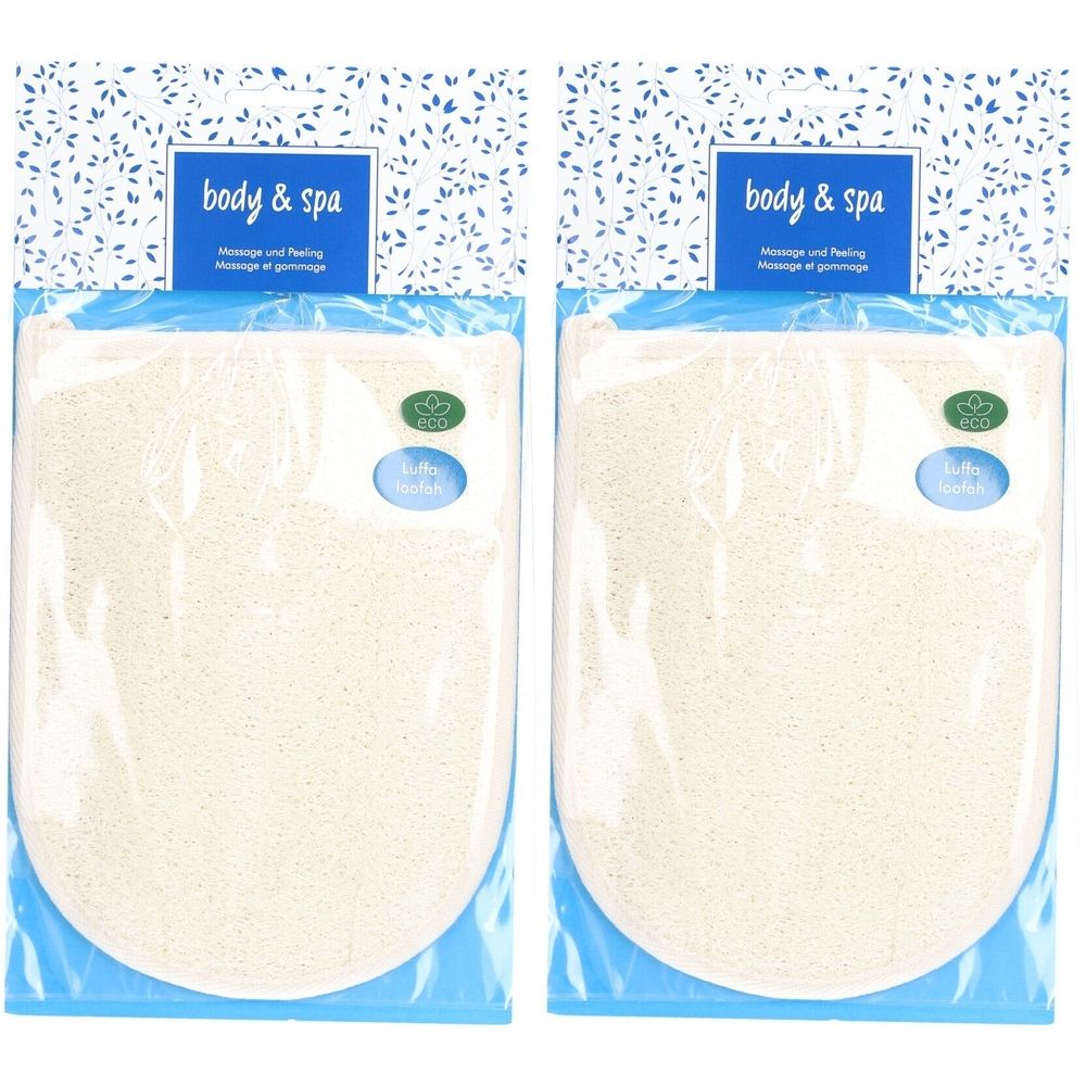 Deux gants de massage emballés. Matériau luffa, blanc. Emballage avec inscription "body & spa".
