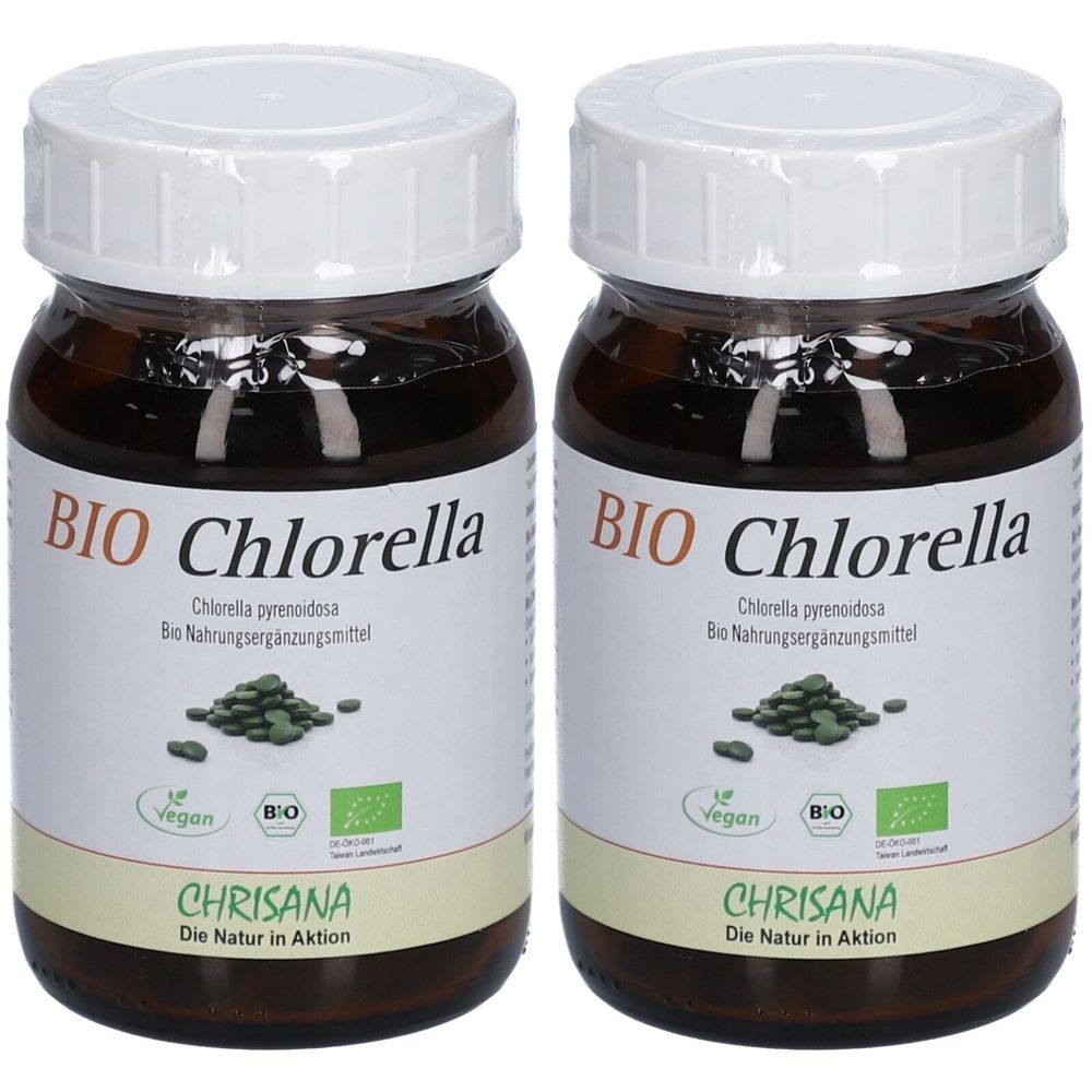 Zwei braune Glasflaschen mit weißen Deckeln. Auf den Etiketten steht "BIO Chlorella" und "CHRISANA". Grünliche Tabletten sind sichtbar.