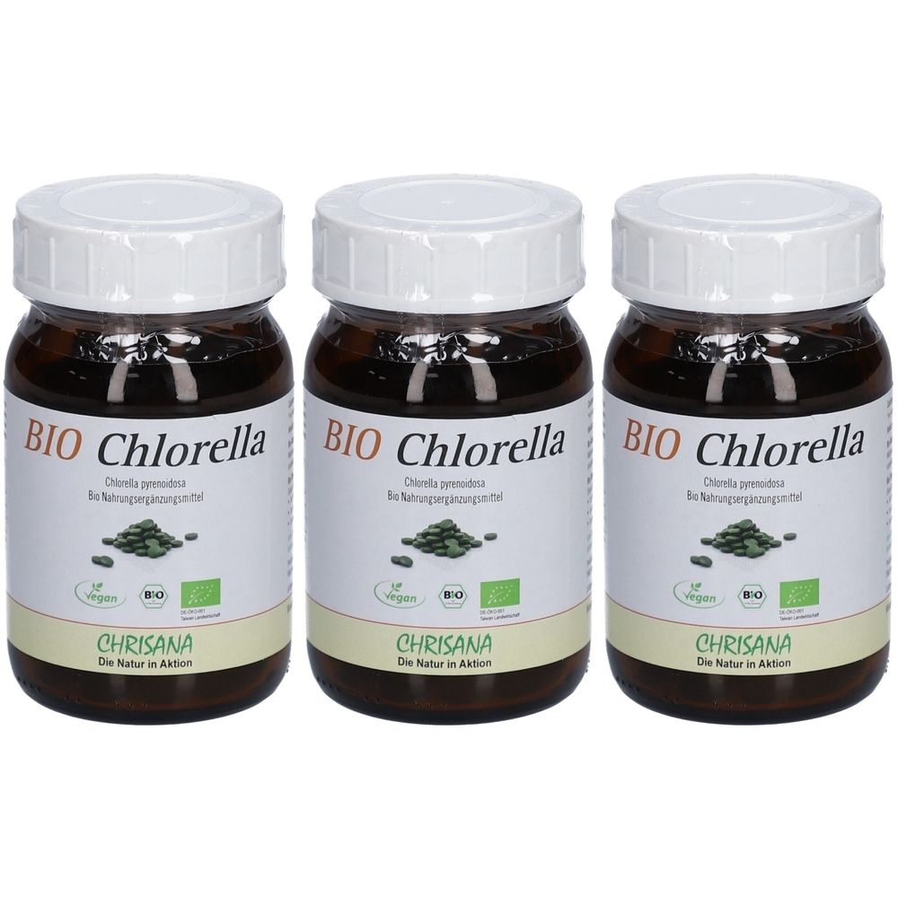 Drei braune Glasflaschen mit weißen Deckeln. Auf den Etiketten steht "BIO Chlorella" und "CHRISANA". Grün-zertifiziert.