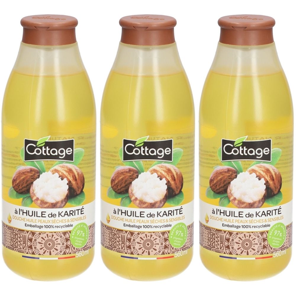 Trois flacons de douche avec bouchons marron et liquide jaune. Étiquettes avec "Cottage" et "à l'Huile de Karité".