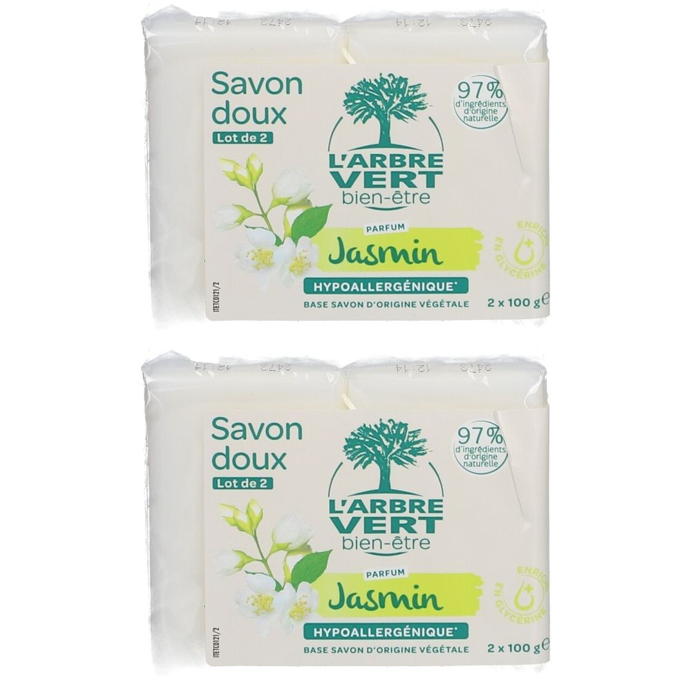Zwei Seifenstücke in Folie verpackt. Aufdruck: L'ARBRE VERT, Jasmin, hypoallergen. 97% Inhaltsstoffe natürlichen Ursprungs.
