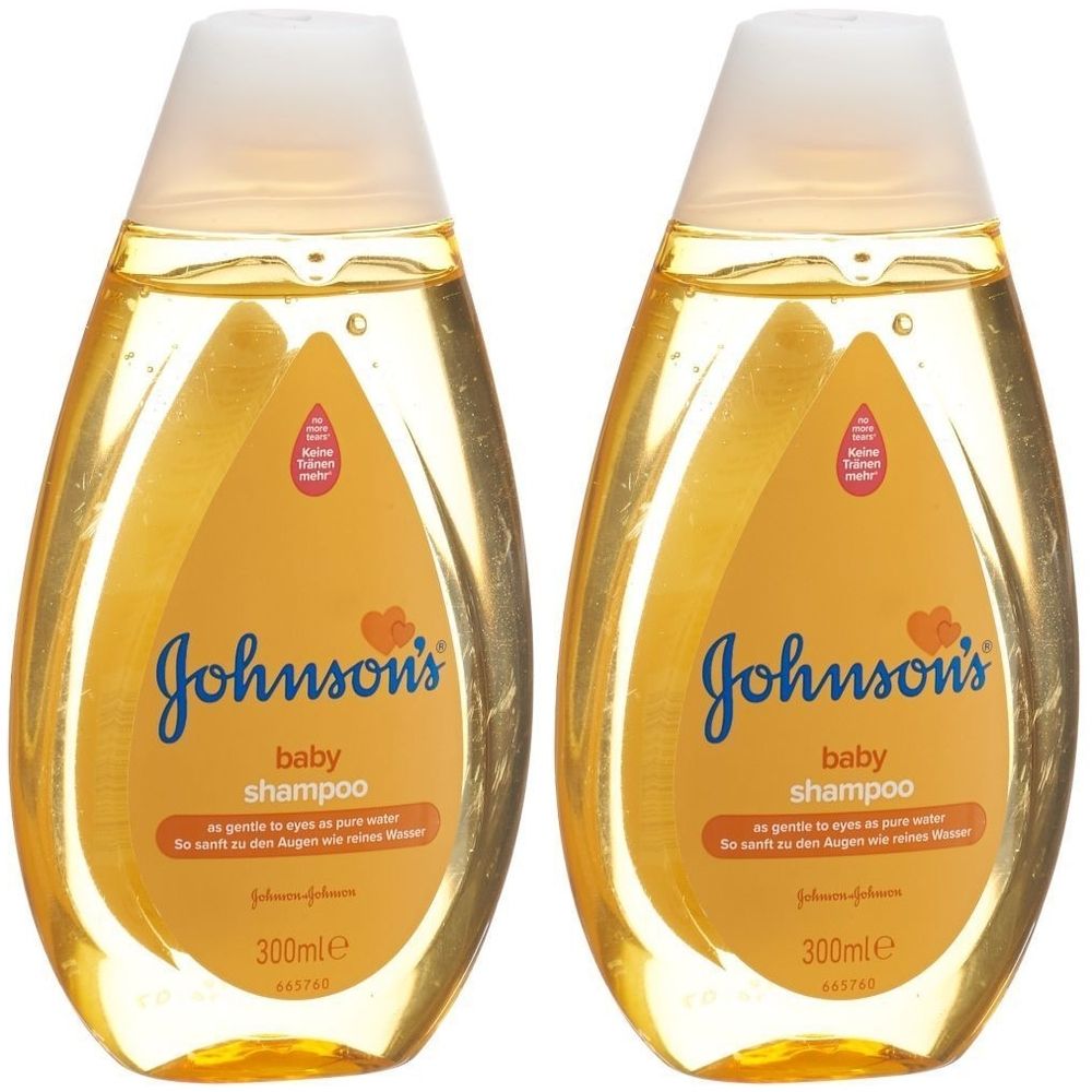 Zwei Flaschen Baby-Shampoo. Gelbe Etiketten mit dem Logo von Johnson's. Weiße Kappen. Text: baby shampoo, 300ml.