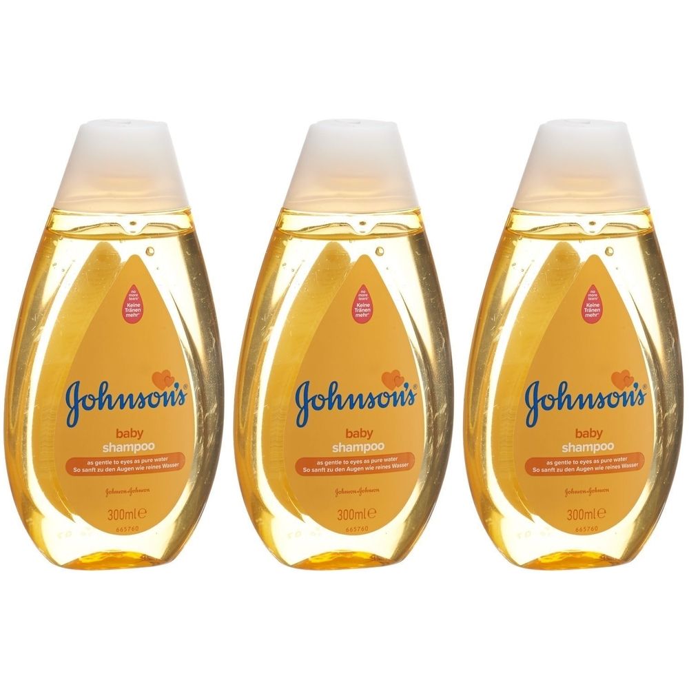 Drei Flaschen Johnson's Baby Shampoo. Gelbe Flüssigkeit in tropfenförmigen Flaschen mit weißem Deckel. Aufschrift: Johnson's baby shampoo.