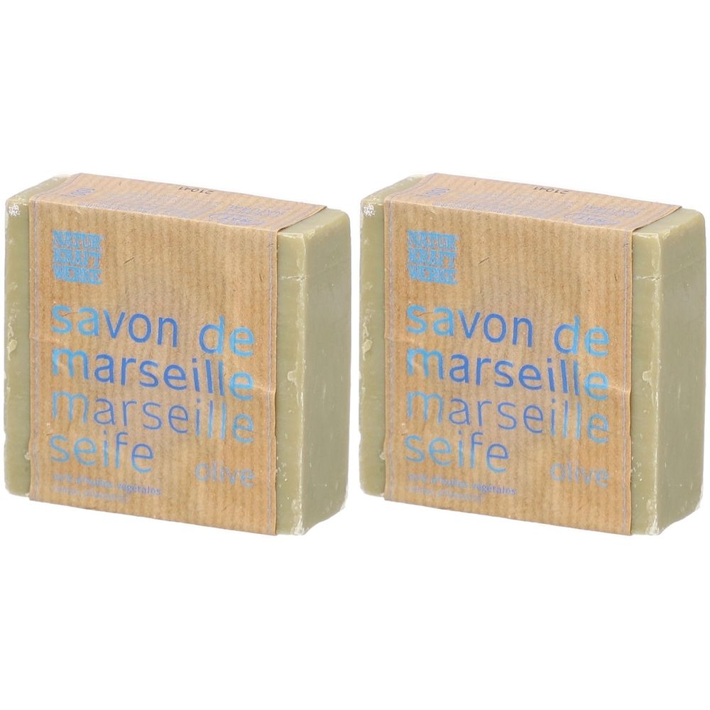 Zwei grüne Seifenstücke mit Papierbanderole. Aufschrift: Savon de Marseille, Marseille Seife.